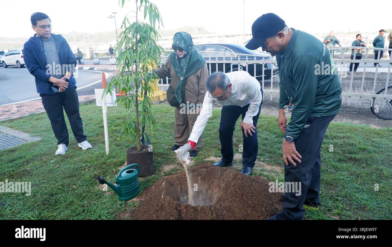 (250615) -- BANDAR SERI BEGAWAN, June 15, 2025 (Xinhua) -- Muhammad ...