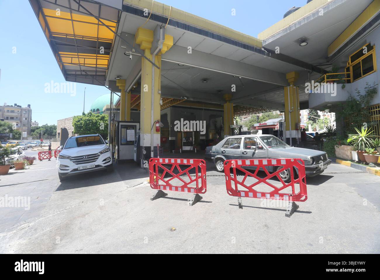 Nablus Line Nablus, Palestine. 15th June, 2025. Palestinian cars line up outside ...