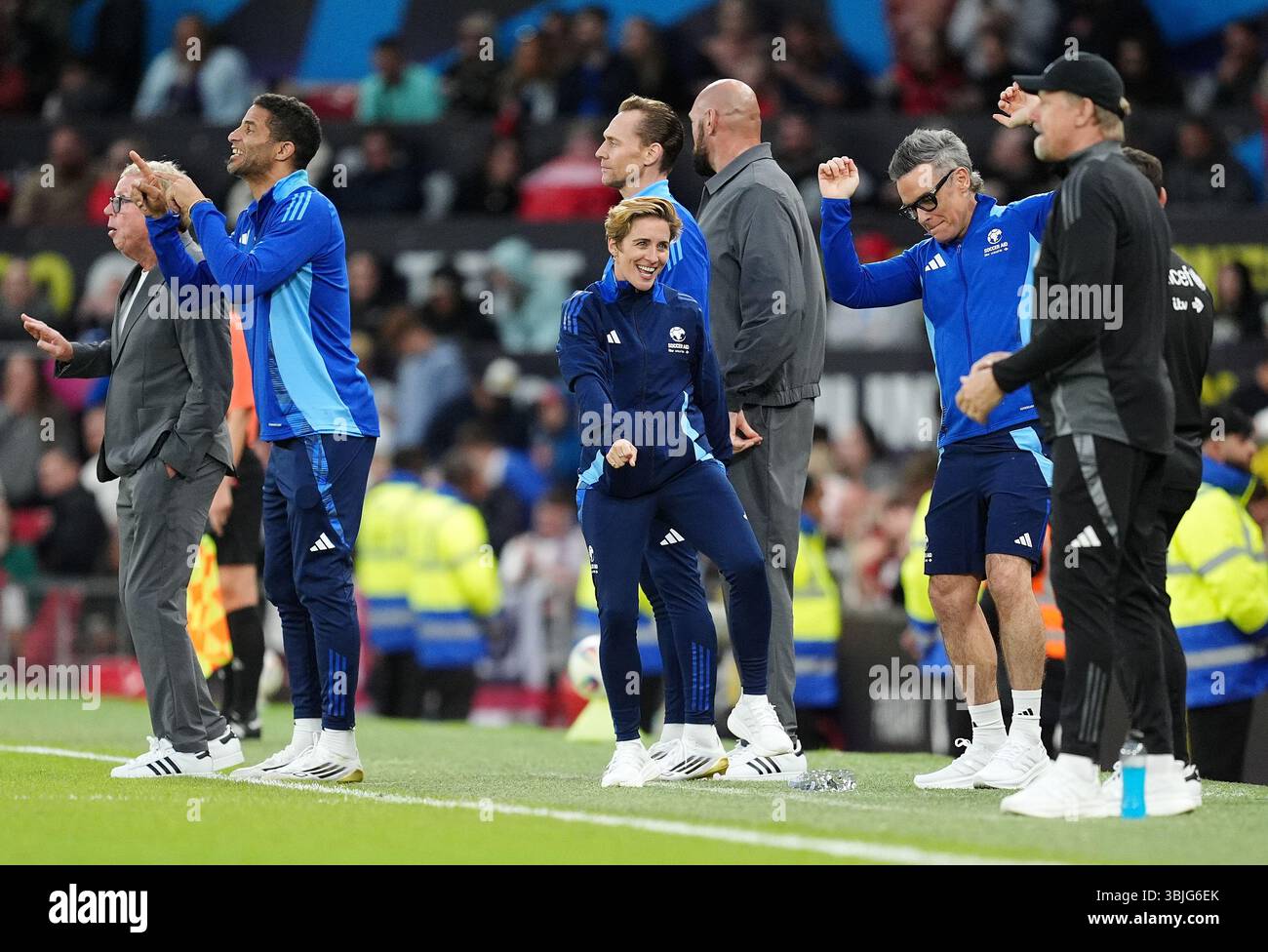 England's Vicky McClure (centre) and Robbie Williams (centre right ...
