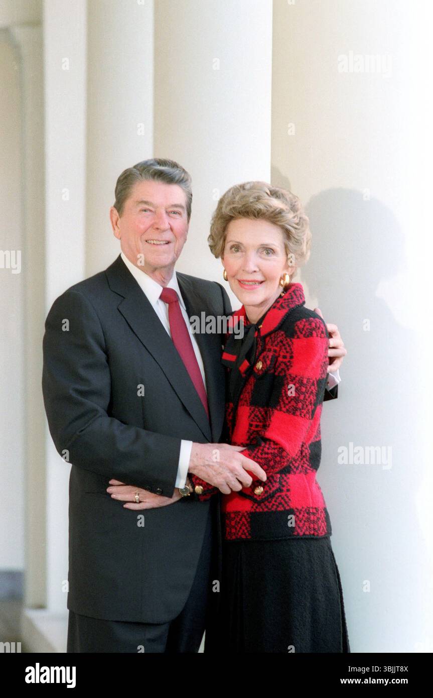 president-ronald-reagan-and-nancy-reagan-pose-on-their-35th-wedding
