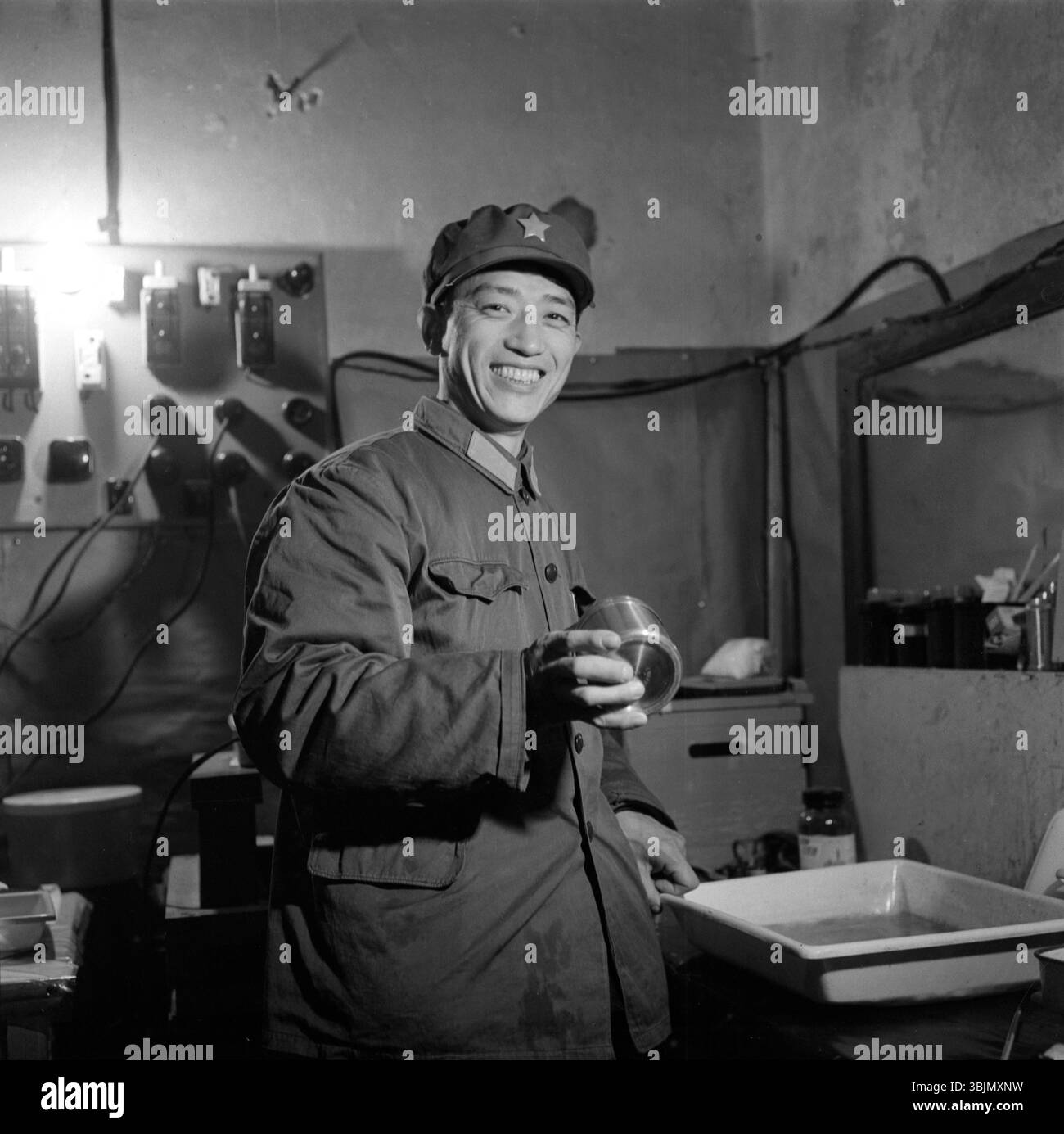 1970s China PLA Soldier Developing Film in Darkroom Stock Photo