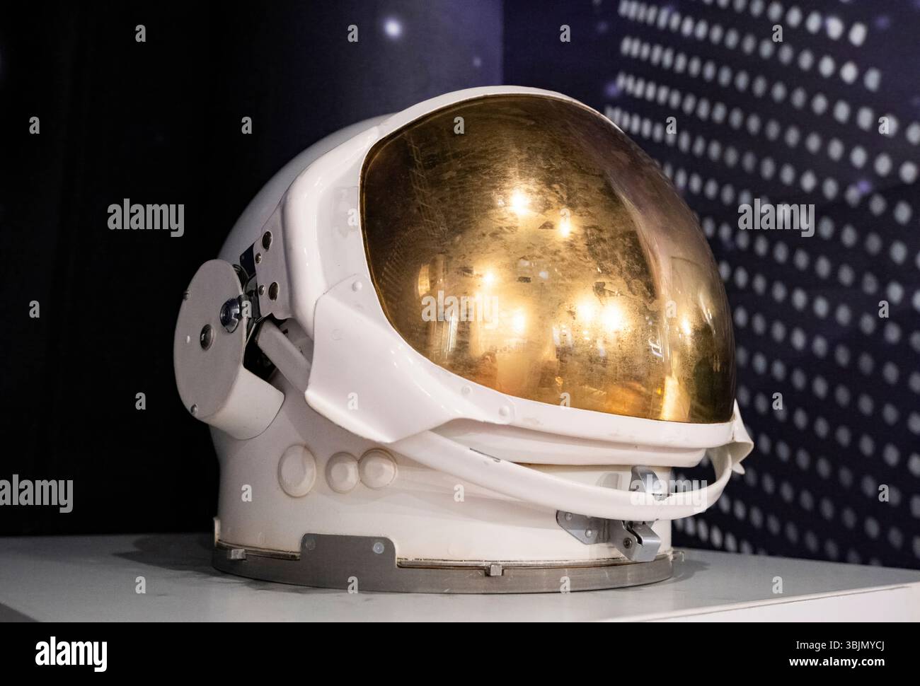 Astronaut's helmet hi-res stock photography and images - Alamy, image size:1300x970