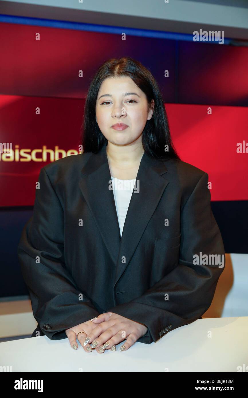 Yasmine M’Barek in der ARDTalkshow 'maischberger' im WDR Studio B