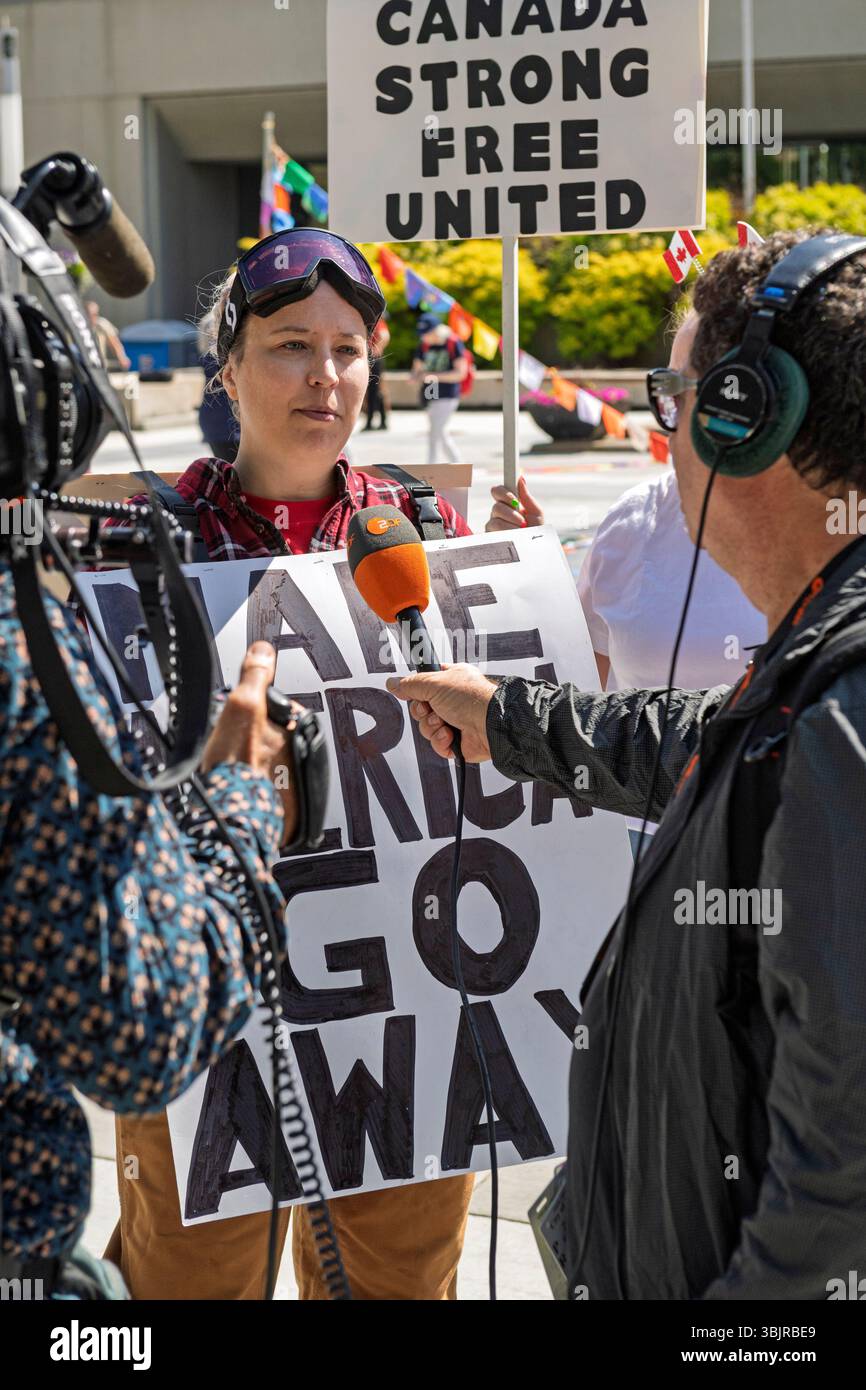 Holding protest signs hi-res stock photography and images - Alamy