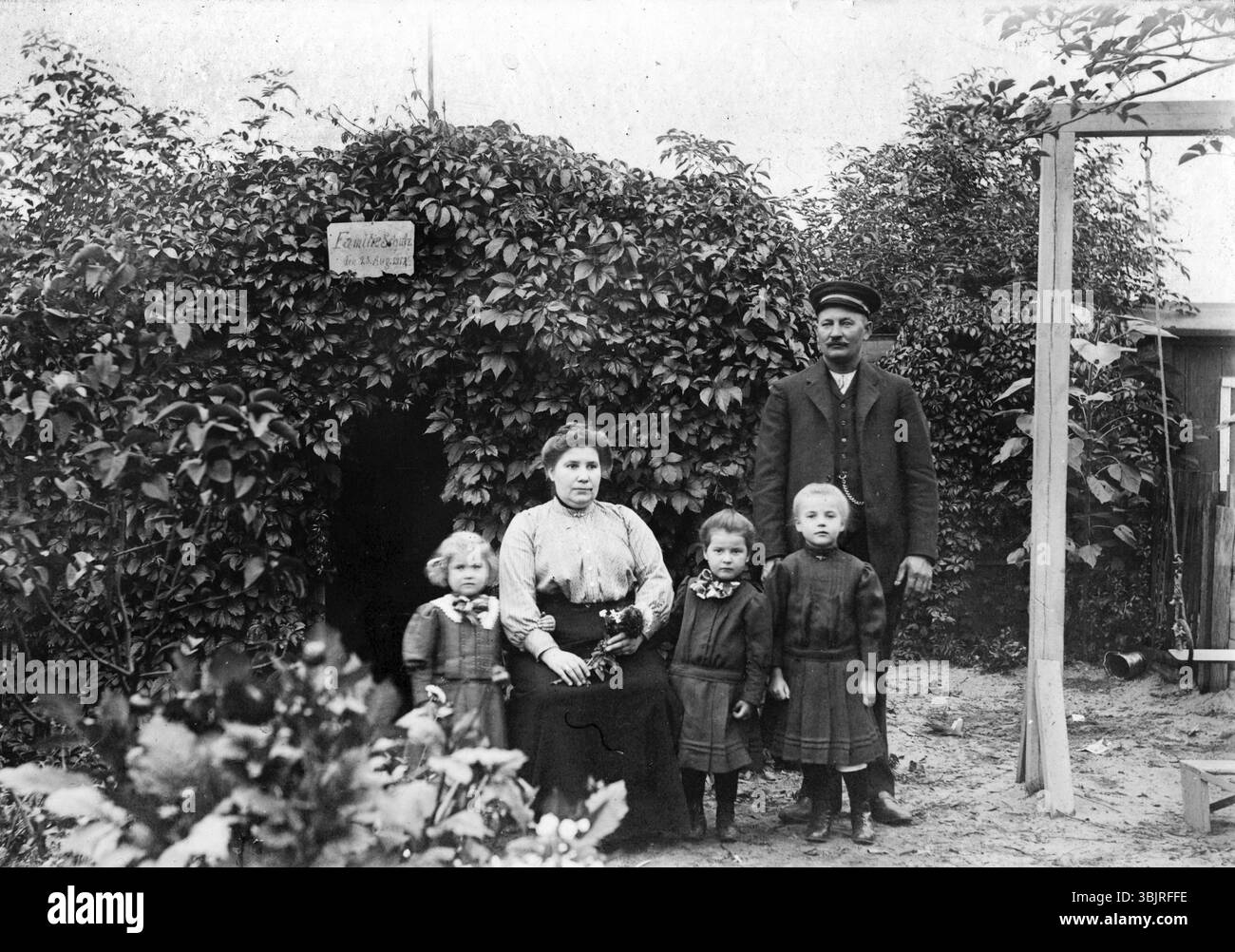 this-photograph-from-1932-captures-a-family-outing-likely-in-a
