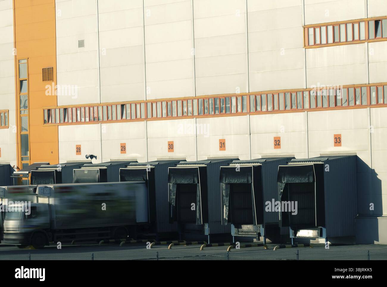 Dock-shelters and dock-levellers on the motor terminal, load-handling ...