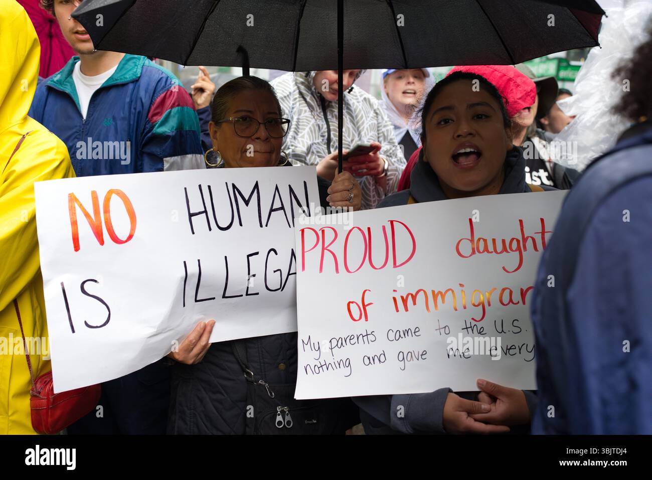 Migrant Sign Illegal immi hi-res stock photography and images - Alamy