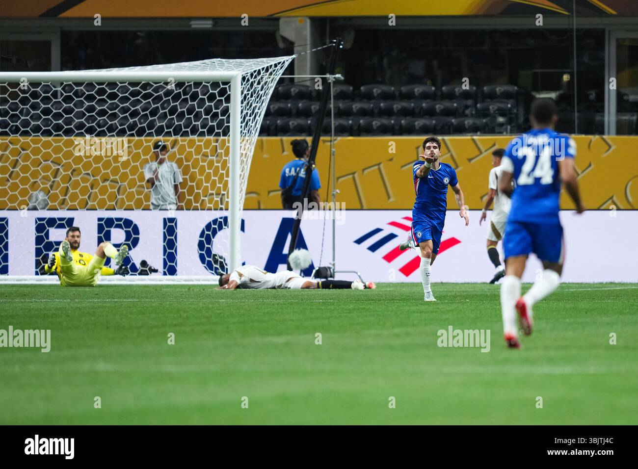 Atlanta, USA. 16th June, 2025. Pedro Neto (C) of Chelsea celebrates his ...