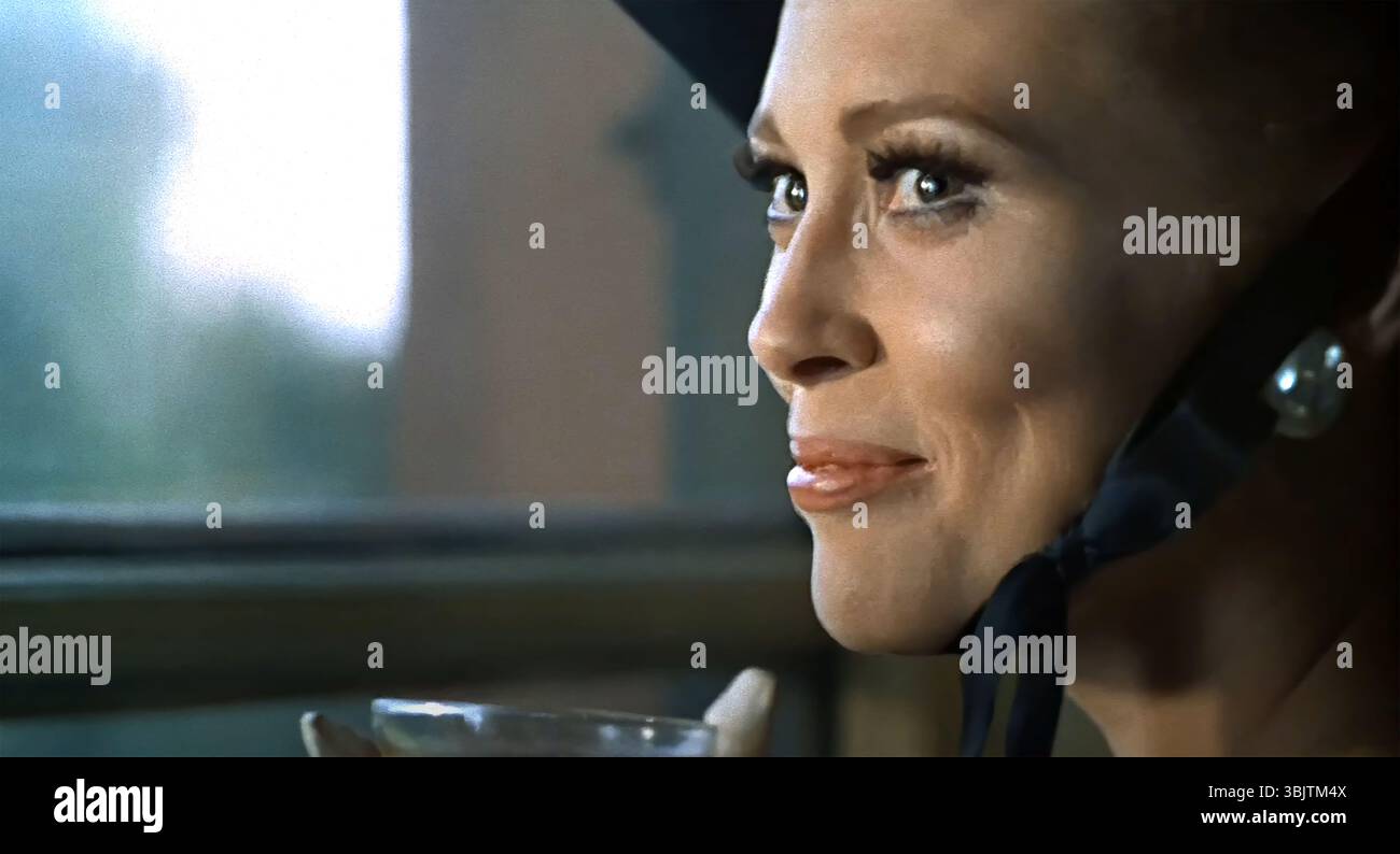 THE THOMAS CROWN AFFAIR - 4K- FILM STILLS - 1968. USA. Faye Dunaway in The  Thomas Crown Affair ((c)United Artists) a 1968 American heist film directed  by Norman Jewison . Starring Steve