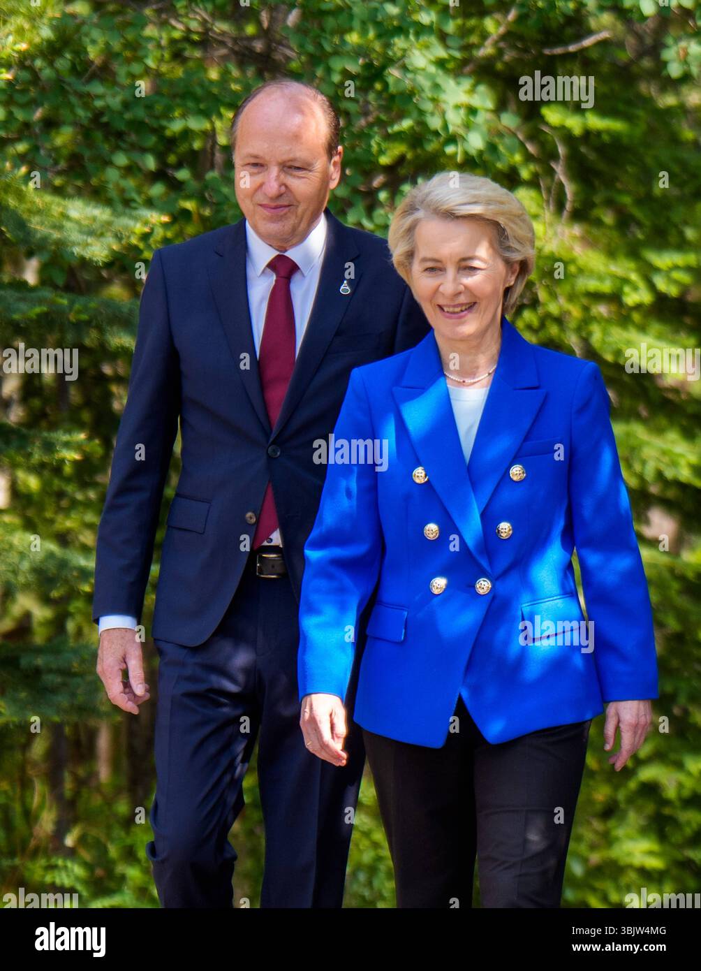 G7 Gipfel der Regierungschefs Kanada Gruppe 16.05.2025, Canada, Alberta, Village Kananaskis,G7 Staatschefs, Gruppenphoto,hier das Ehepaar Ursula von der Leyen EU und heiko von der Leyen mediziner Banff Alberta Canada *** G7 Summit of Heads of Government Canada Group 16 05 2025, Canada, Alberta, Village Kananaskis,G7 Heads of State, Group photo,here the couple Ursula von der Leyen EU and heiko von der Leyen mediziner Banff Alberta Canada Stock Photo
