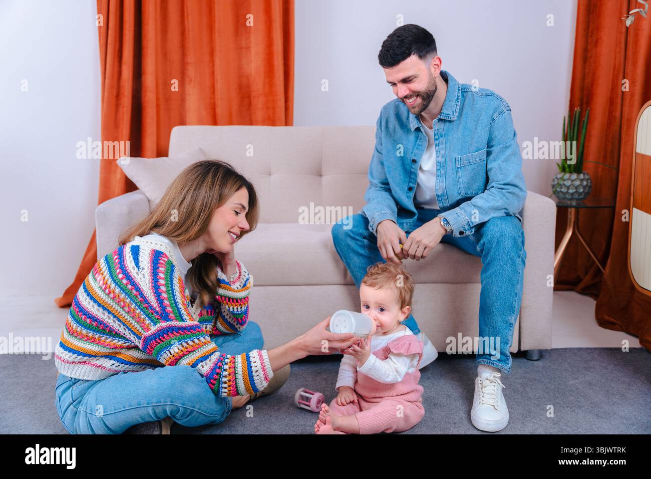 Mother father daughter sofa hi-res stock photography and images - Alamy