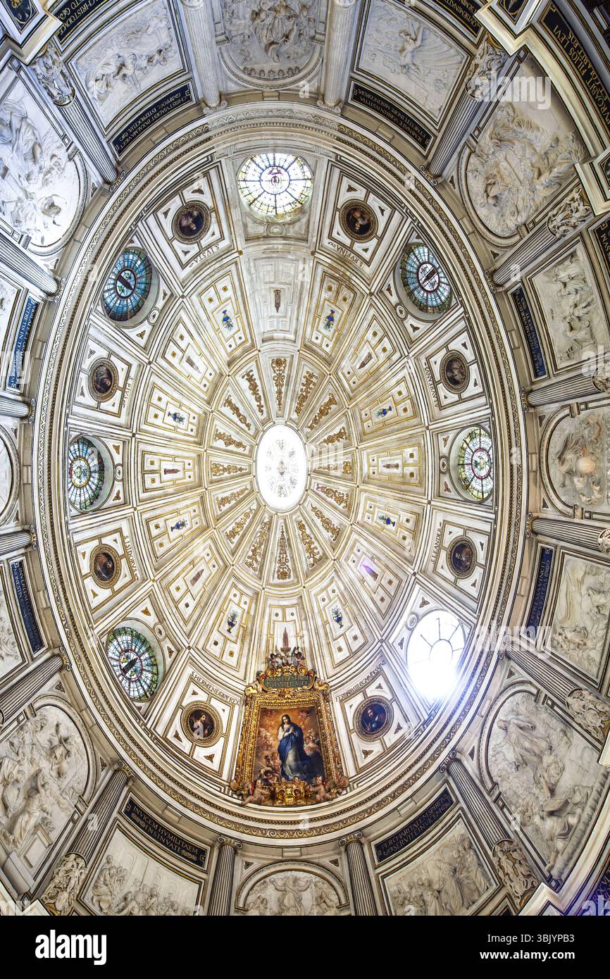 Explore the stunning ceiling of the chapter house in Seville Cathedral ...