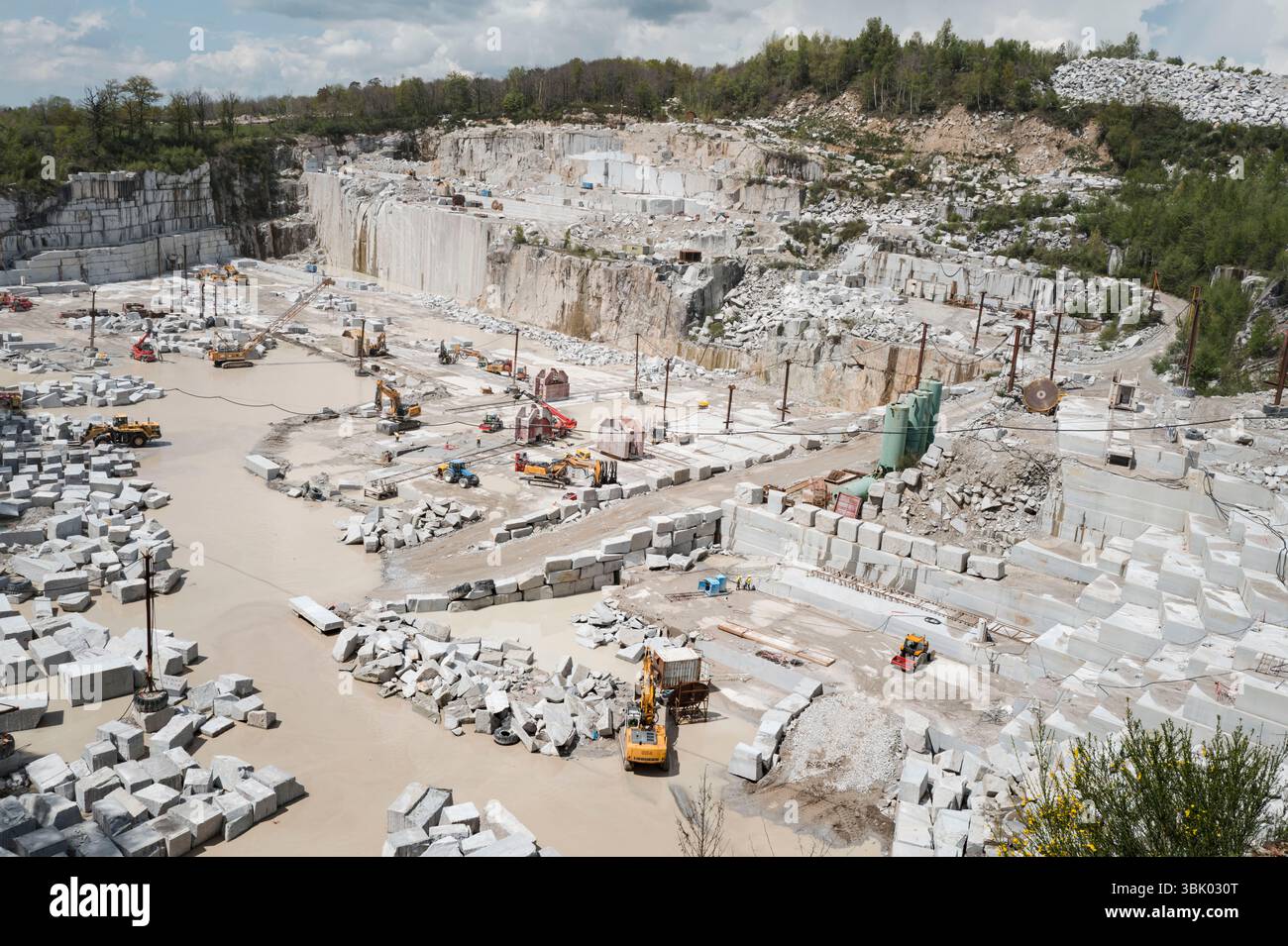The Plo quarry, Europe s largest granite quarry. Balance/Unbalance. An extraordinary design residency in the Sidobre massif, ten designers Stock Photo