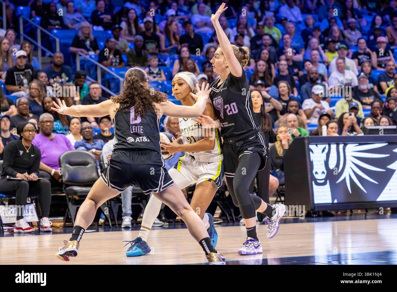 Arlington, Texas, USA. 17th June, 2025. Dallas Wings guard DIJONAI CARRINGTON (21) goes to the basket while being guarded by Golden State Valkyries guard CARLA LEITE (0) and Golden State Valkyries guard KATE MARTIN (20) during a WNBA game between the Golden State Valkyries and Dallas Wings at College Park Center. Dallas wins 80-71. (Credit Image: © Mark Fann/ZUMA Press Wire) EDITORIAL USAGE ONLY! Not for Commercial USAGE! Stock Photo