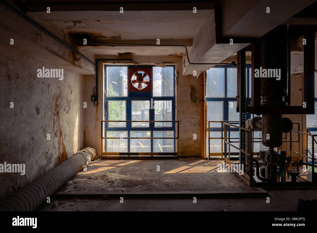 Metal frame window interior hi-res stock photography and images - Alamy