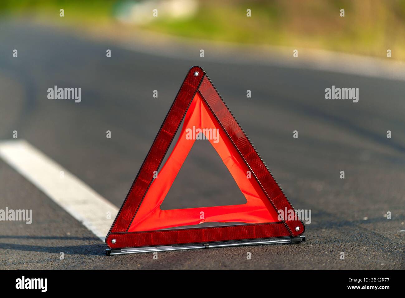 Breakdown car red warning triangle hi-res stock photography and images ...