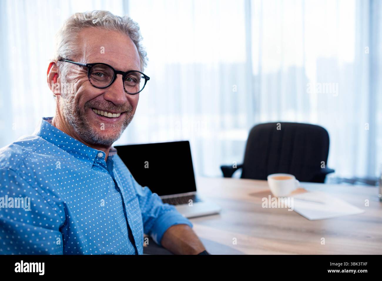Man in glasses blue shirt hi-res stock photography and images - Alamy