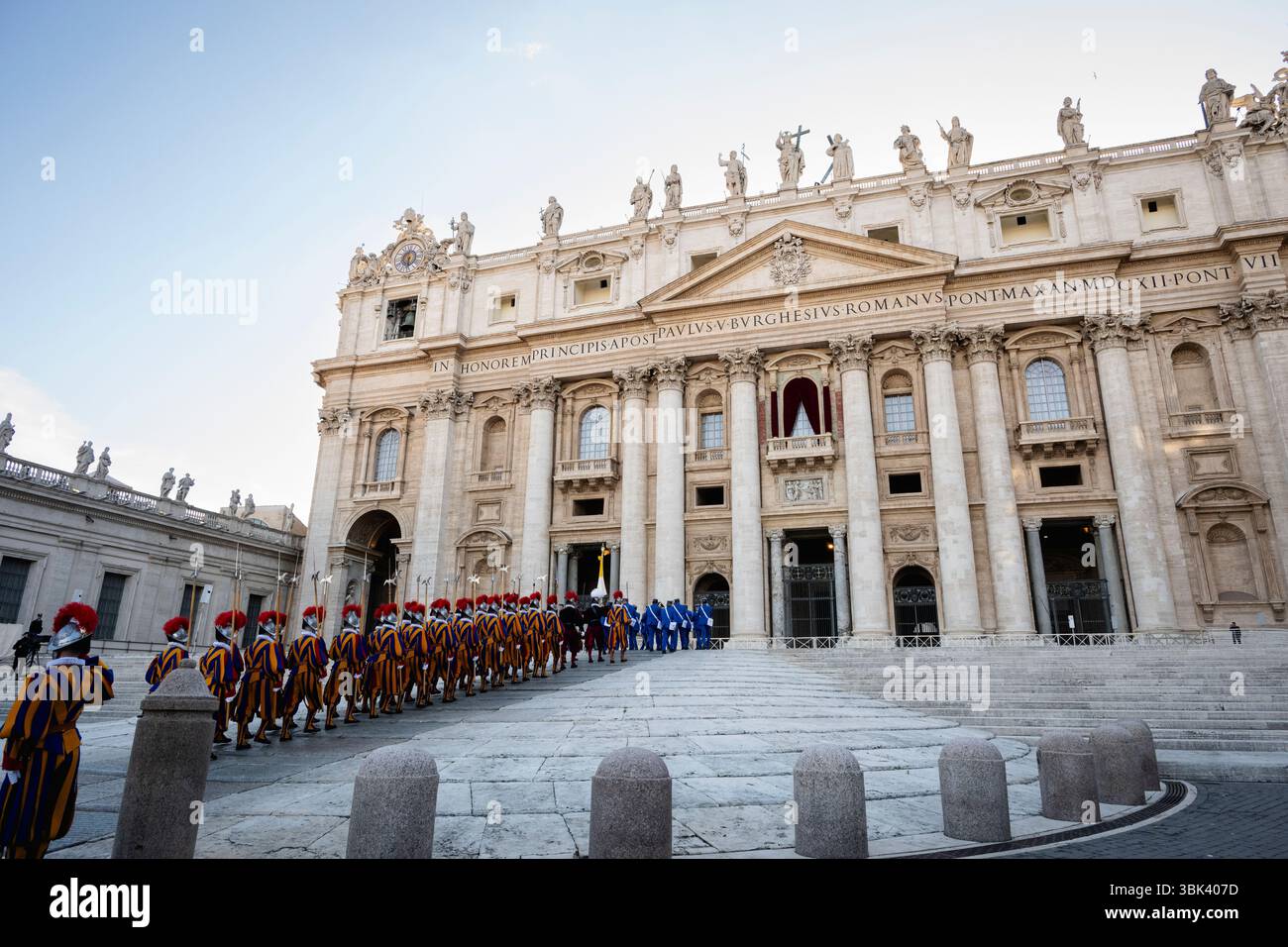 Second day of the conclave: Swiss guards in St. PeterÕs Square, Vatican City, May 8, 2025... Stock Photo