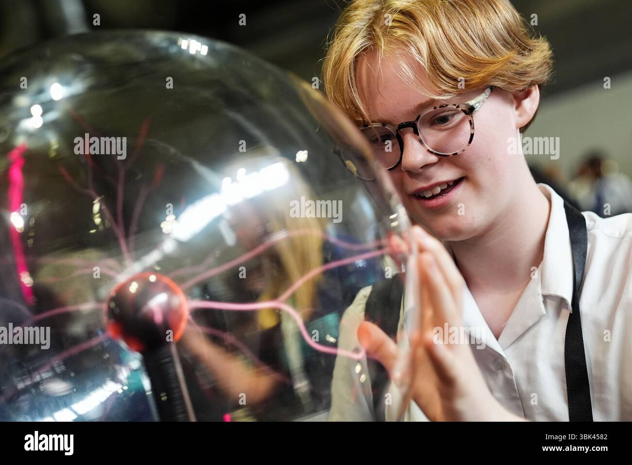 Plasma ball hand hi-res stock photography and images - Alamy