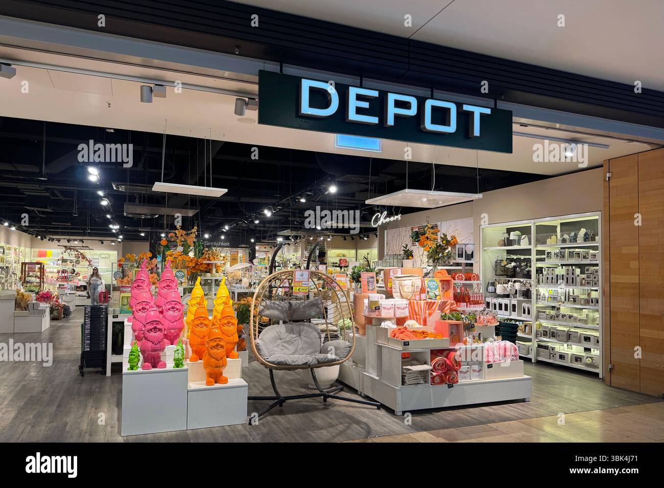Deko Einrichtungskette Depot. Depot Filiale in den Riem Arcaden in  Muenchen. *** Deco furnishing chain Depot Depot store in the Riem Arcaden  in Munich Stock Photo - Alamy