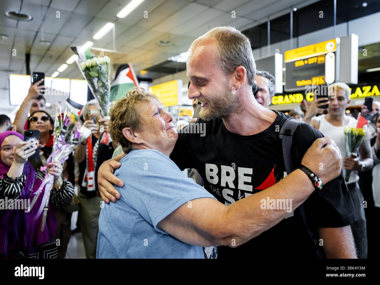 Schiphol, Netherlands. 18th June, 2025. SCHIPHOL - Activist Mark van ...