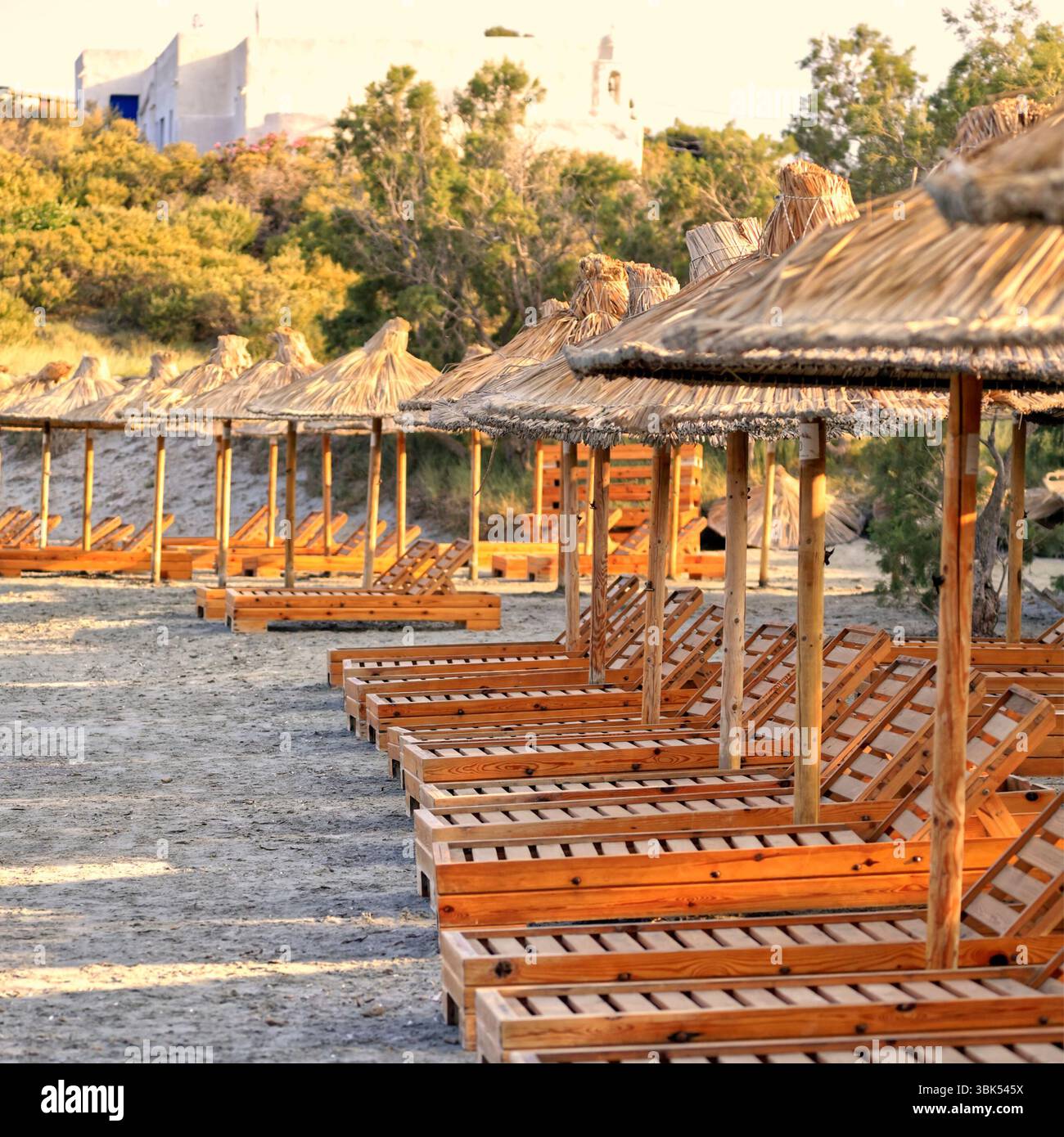 Beach overcrowded hi-res stock photography and images - Alamy, image size:1300x1390