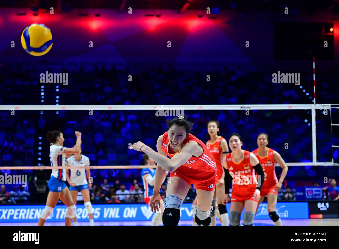 Hong Kong, China. 18th June, 2025. Wu Mengjie (front) of China competes ...