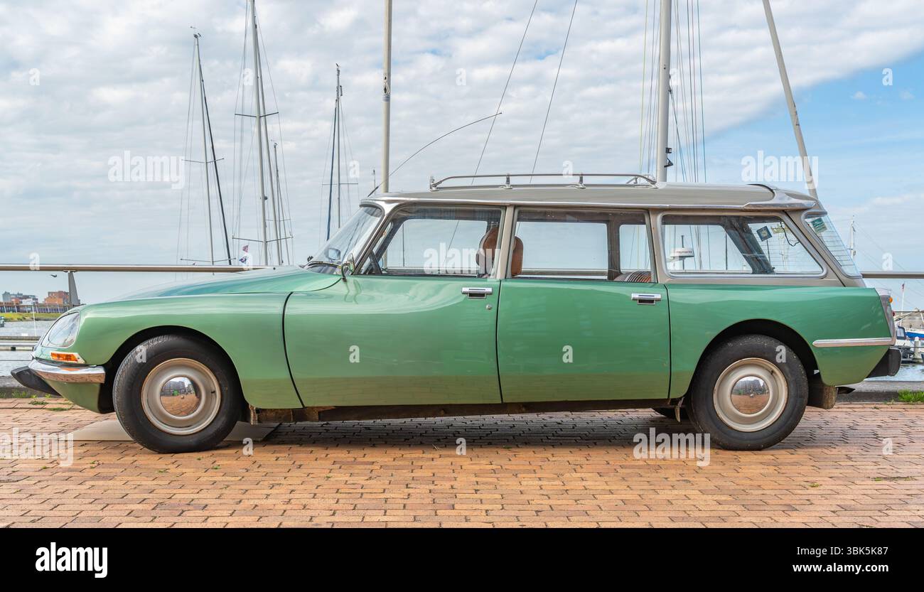 Citroen ds break hi-res stock photography and images - Alamy
