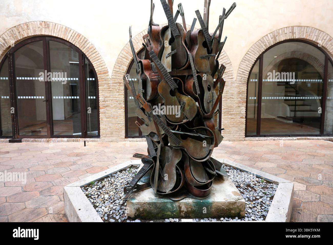 By artist arman hi-res stock photography and images - Alamy
