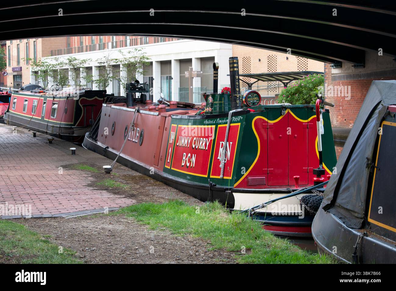 Narrowboats in summer moored on the Oxford canal in Banbury.  Castle Quay Waterfront. Banbury, Oxfordshire, England Stock Photo