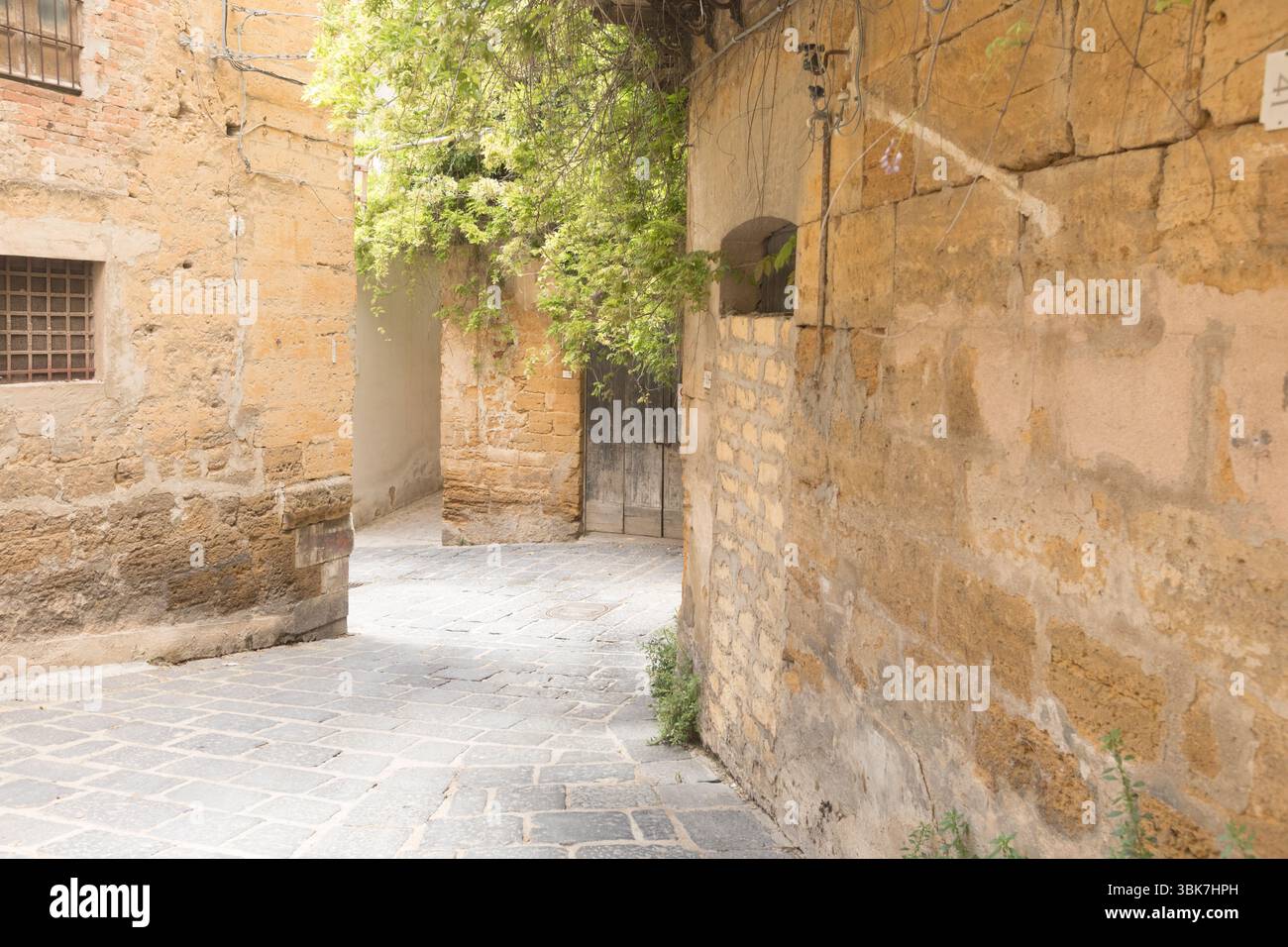 Empty street hi-res stock photography and images - Alamy