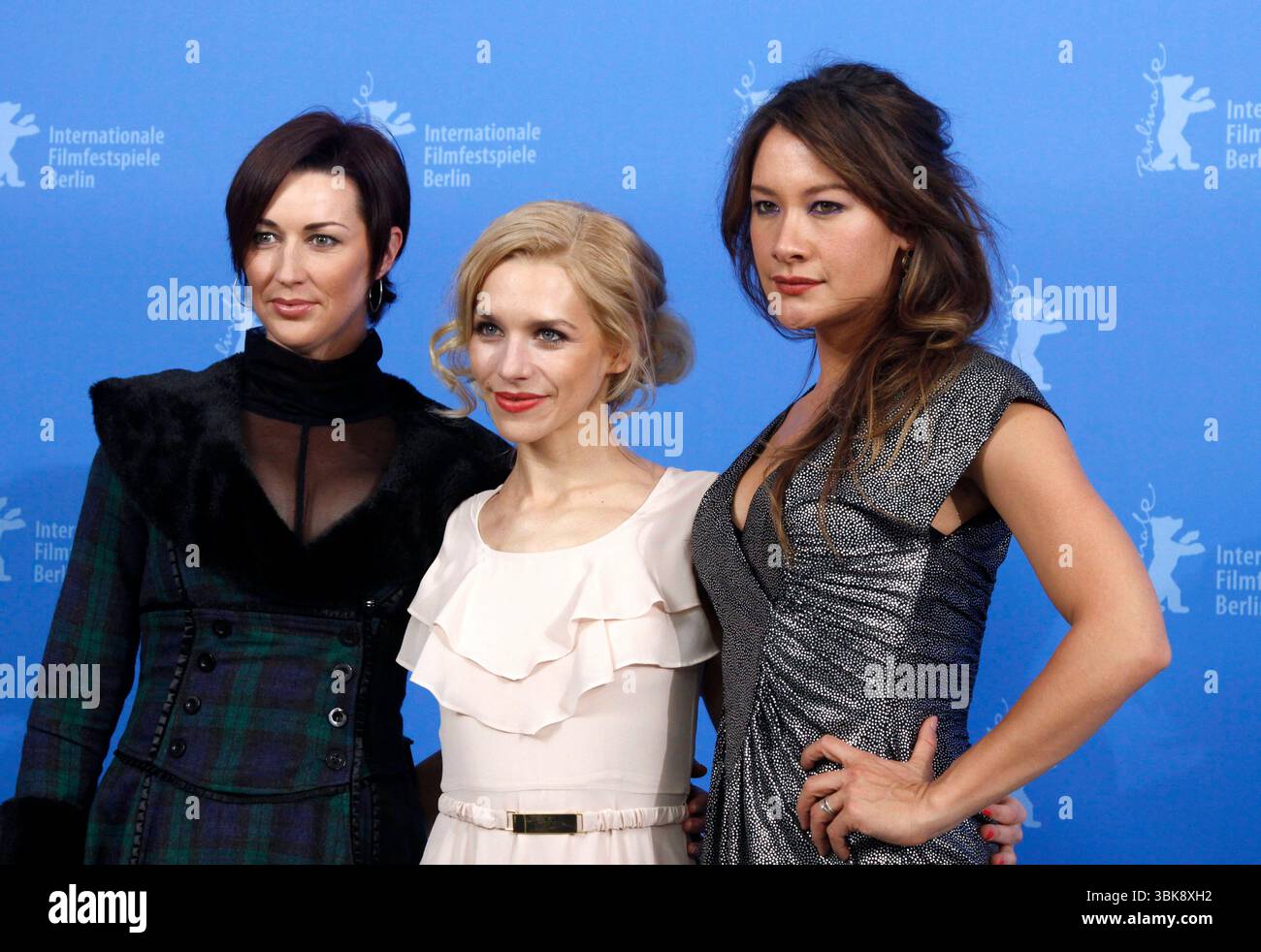 Julia dietze and peta sergeant at hi-res stock photography and images -  Alamy, image size:1300x982