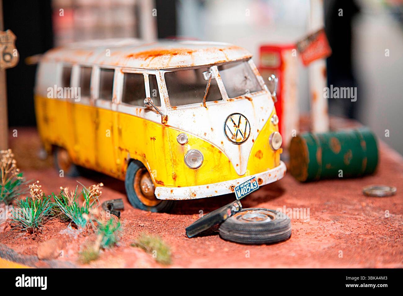Alte Scheune mit einem verrosteten VW Bulli im Diorama-Stil Alte Scheune mit einem verrosteten VW Bulli im Diorama-Stil Alte Scheune mit einem verrost Stock Photo