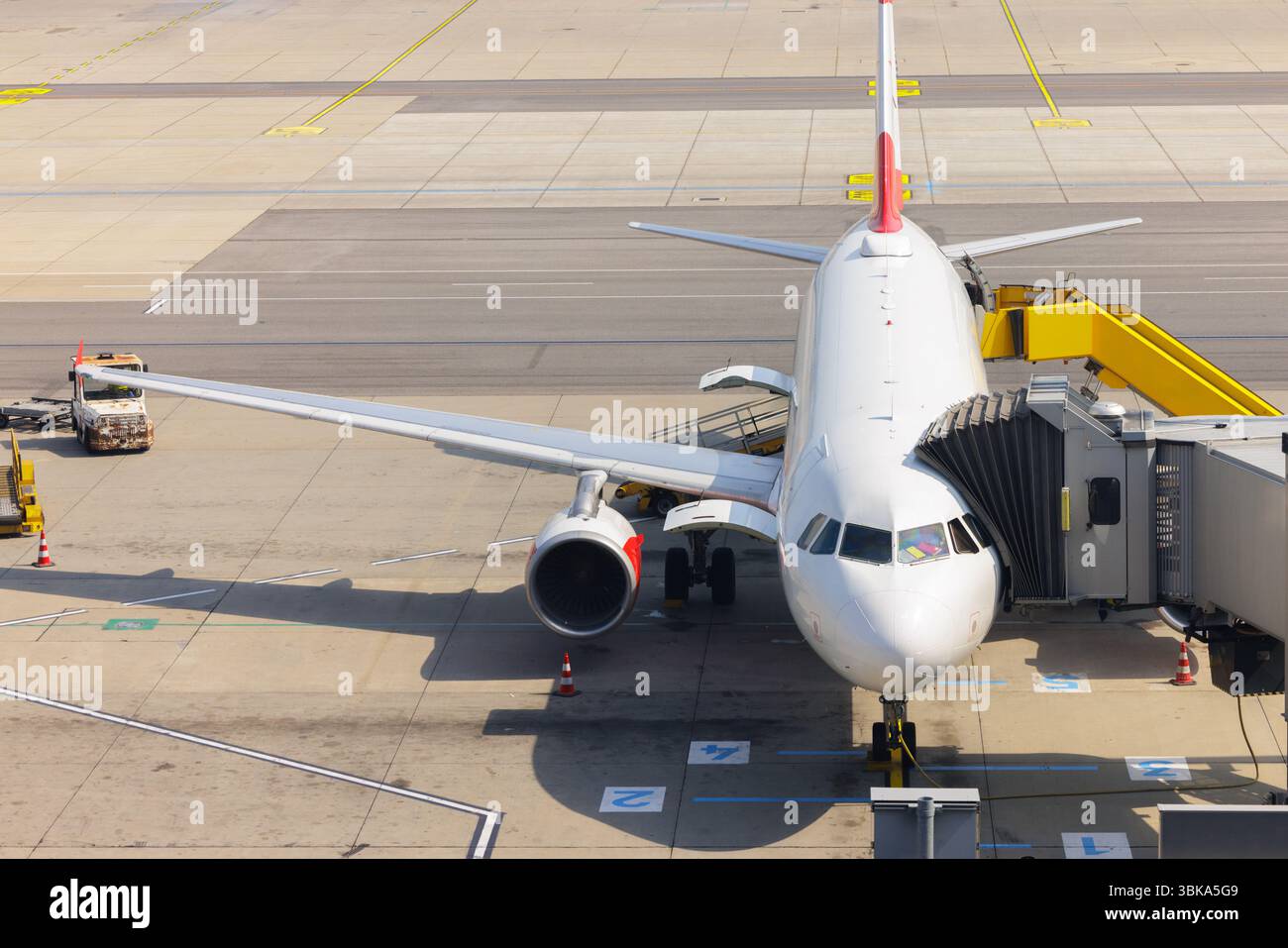 Airplane boarding ramp hi-res stock photography and images - Alamy
