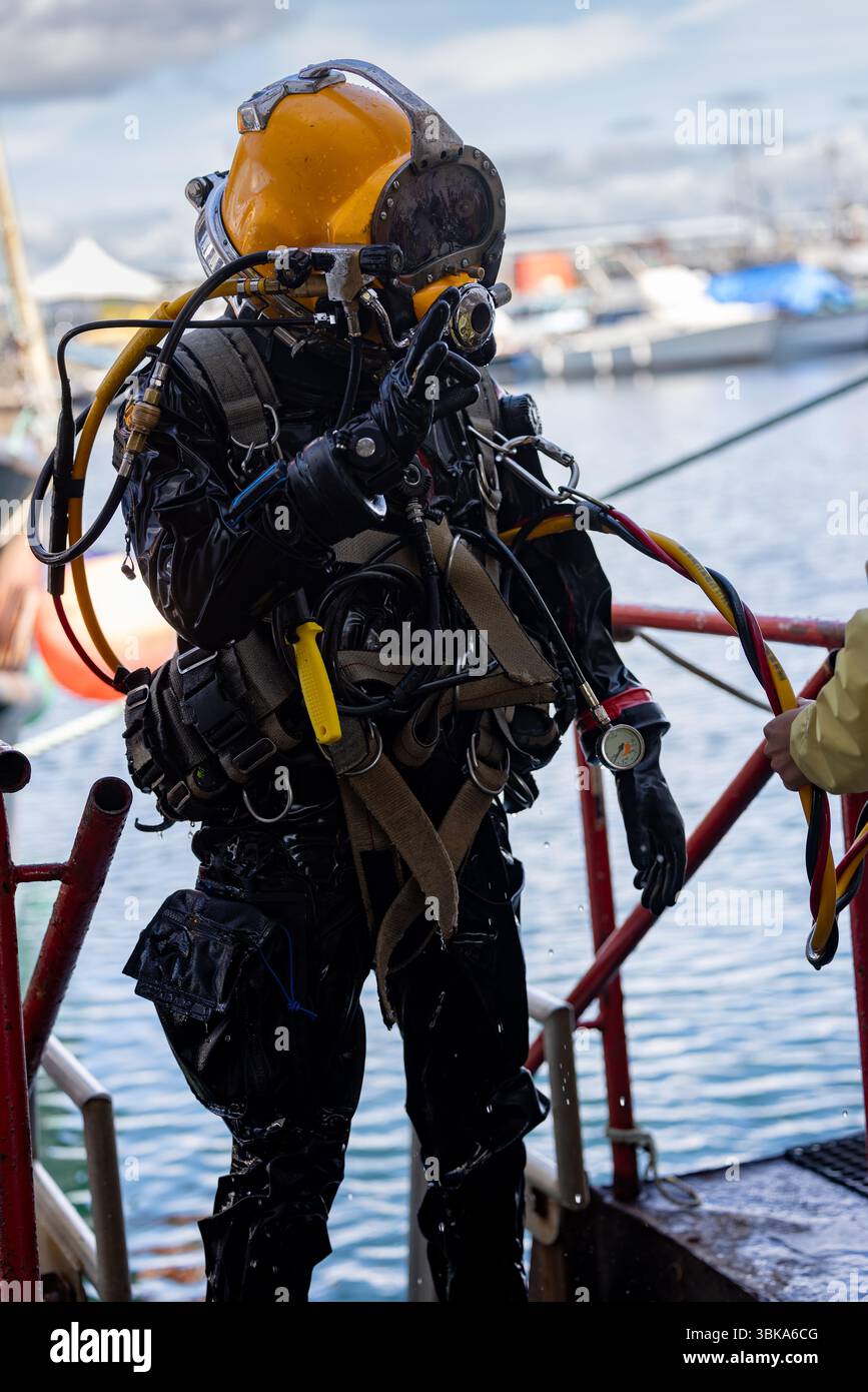 Hard hat diver hi-res stock photography and images - Alamy
