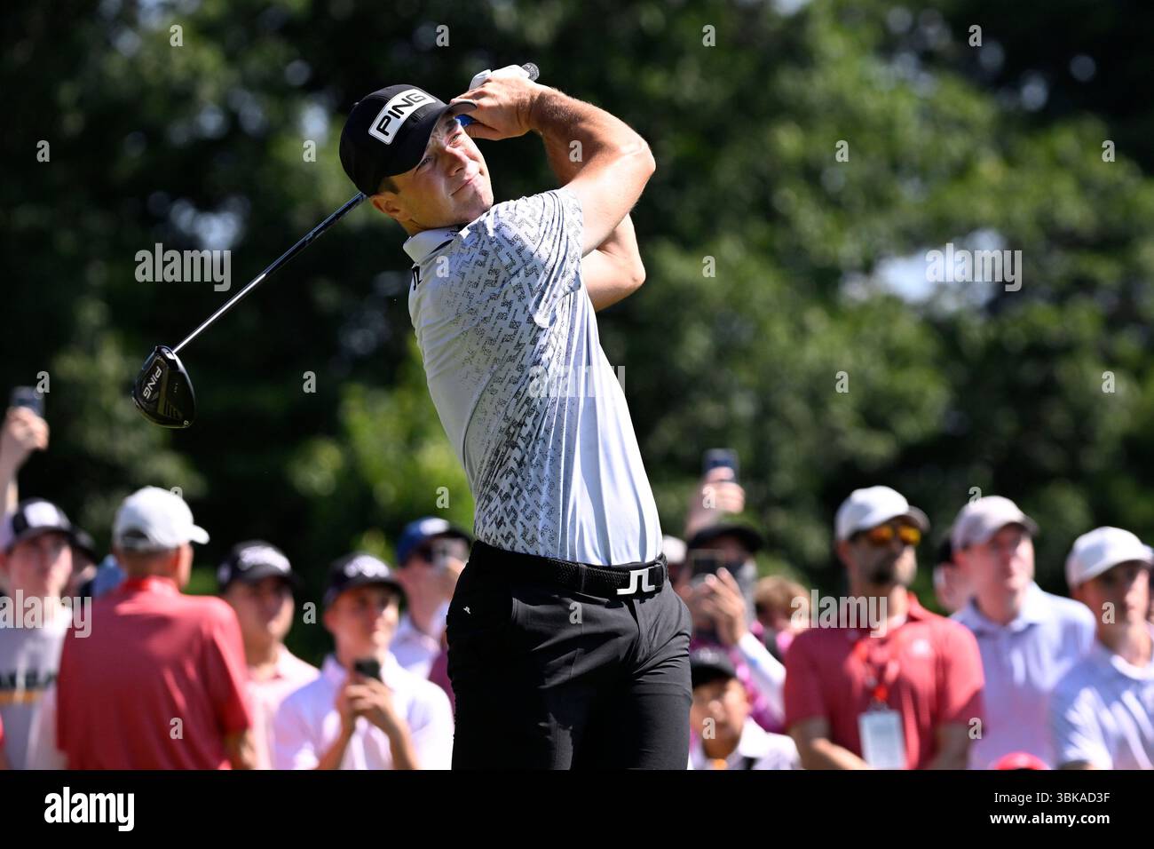 Why does TPC River Highlands favor low scoring?