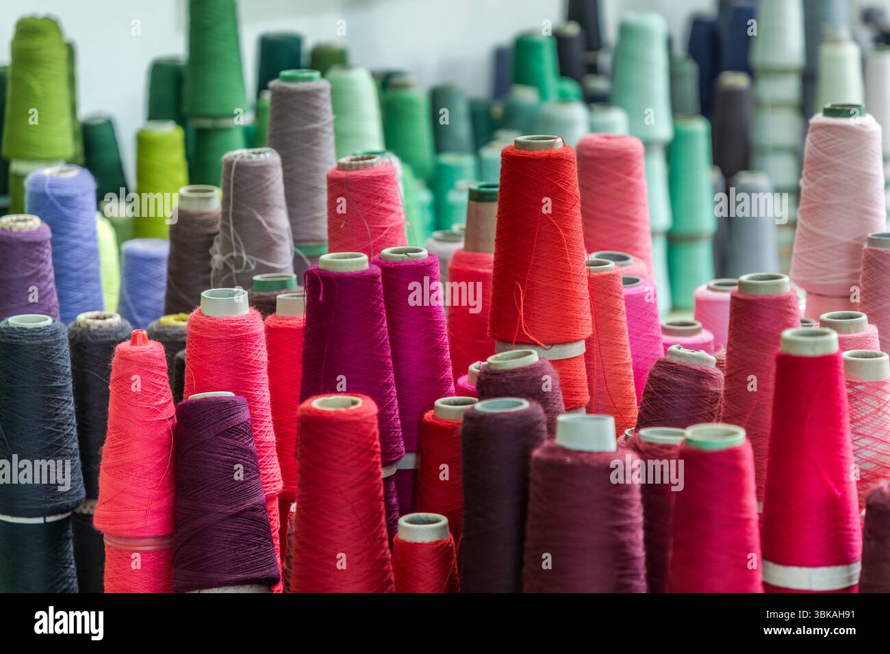 Close-up of yarns made from hand-spun, naturally dyed virgin wool for the tapestry "Hommage à George Sand" by Françoise Petrovitch in the Robert Four workshop. Aubusson is known for its ability to weave very fine colour nuances and gradations – typically, up to 220 different shades are used per piece. Rue Madeleine, Aubusson, Nouvelle-Aquitaine, France Stock Photo