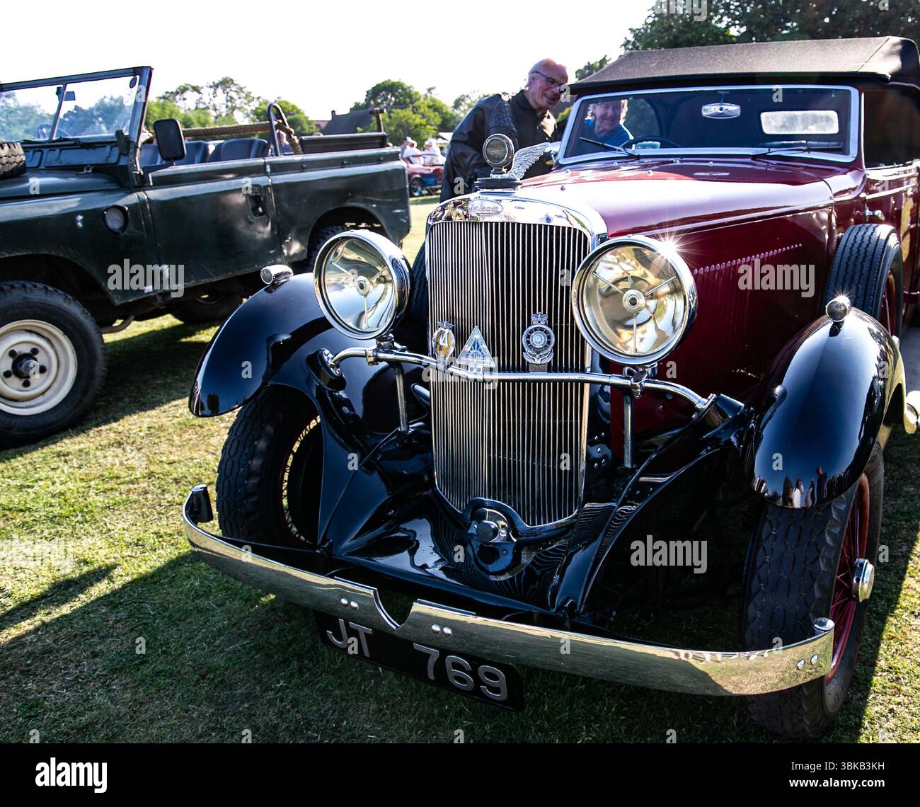 Grille old land rover vehicle hi-res stock photography and images - Alamy