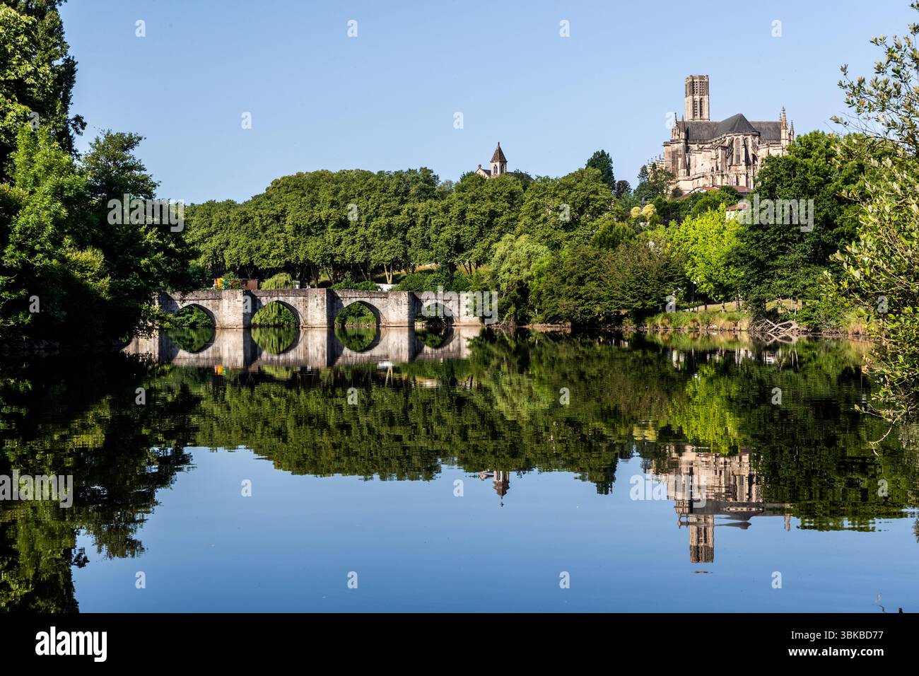 View of the Pont Saint-Étienne stone bridge over the River Vienne in Limoges. It dates back to the early 13th century and is one of the city's most important medieval buildings. Saint-Étienne Cathedral, the Gothic episcopal church of the diocese of Limoges, stands on a plateau above the Vienne. Rue Victor Duruy, Limoges, Nouvelle-Aquitaine, France Stock Photo