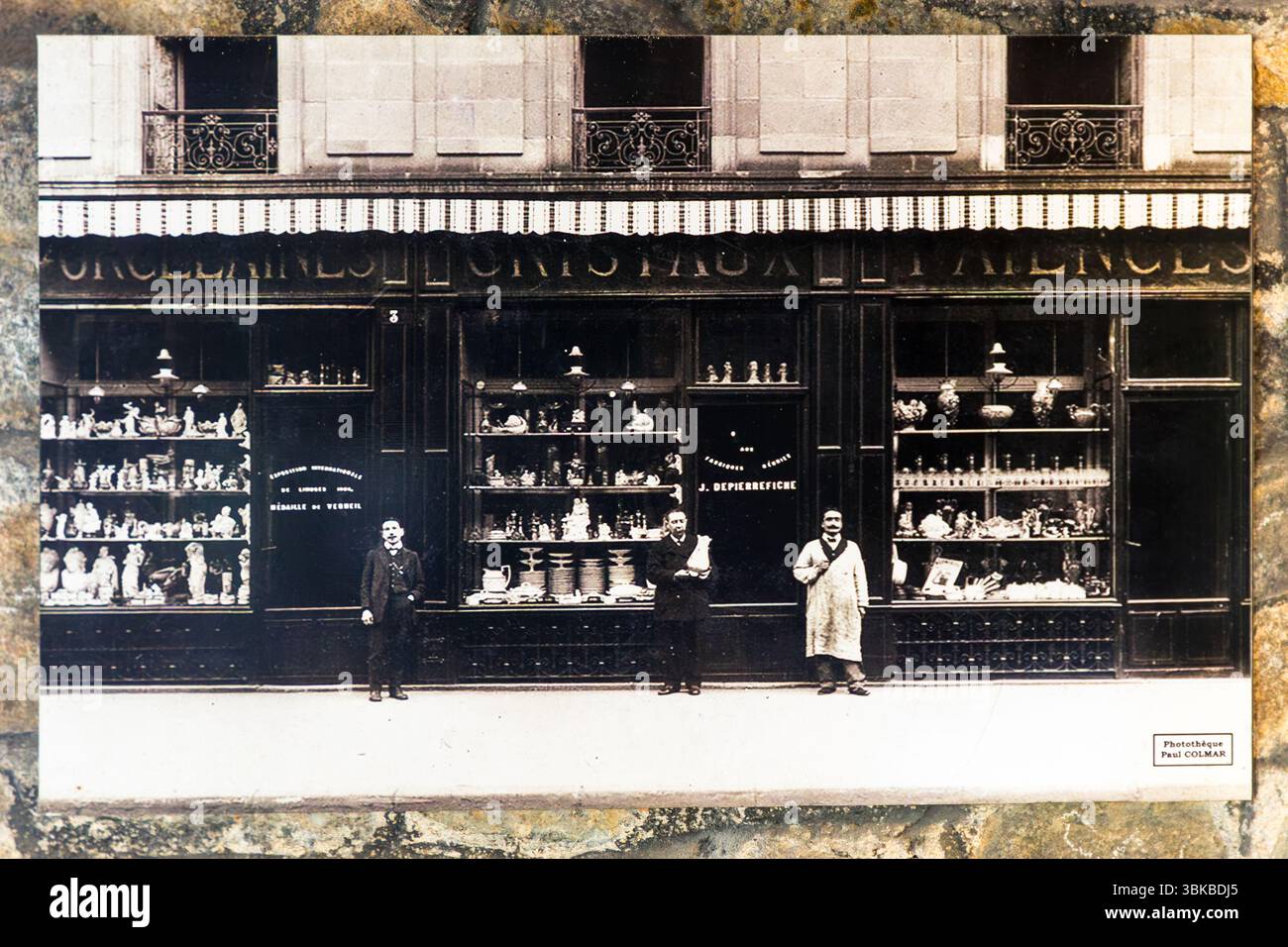 Old postcard from the Museum Four des Casseaux in Limoges shows a photo by Paul Colmar: porcelain merchants in front of the windows of their shop with porcelain figurines and porcelain household goods. Rue Donzelot, Limoges, Nouvelle-Aquitaine, France Stock Photo