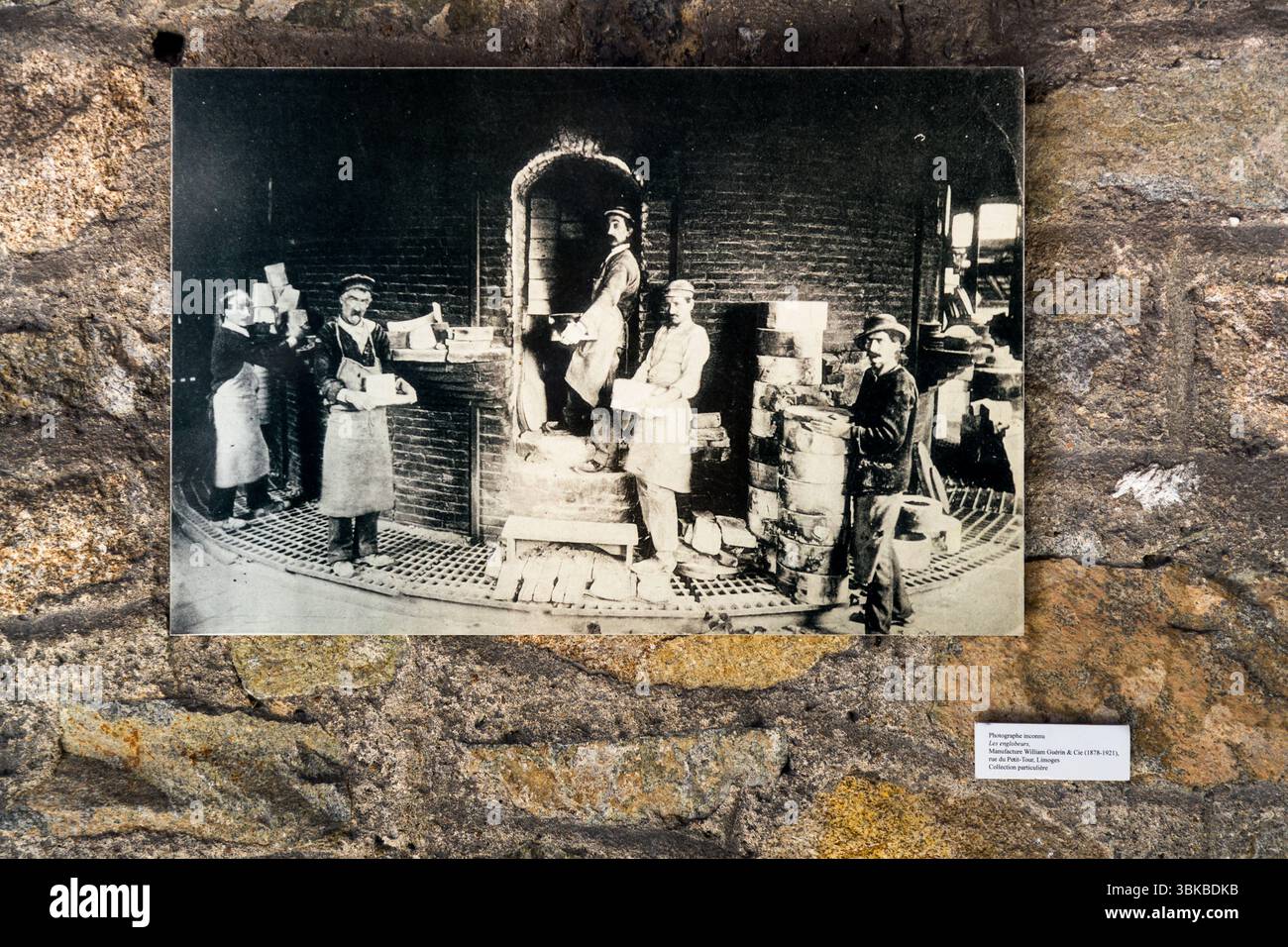 An old postcard from the Four des Casseaux Museum in Limoges shows a photograph by Paul Colmar: factory workers packing the kiln for the second firing, which takes place at between 1100 and 1480 degrees Celsius, depending on the type of porcelain. Loading and unloading the large kiln was men's work. Rue Donzelot, Limoges, Nouvelle-Aquitaine, France Stock Photo