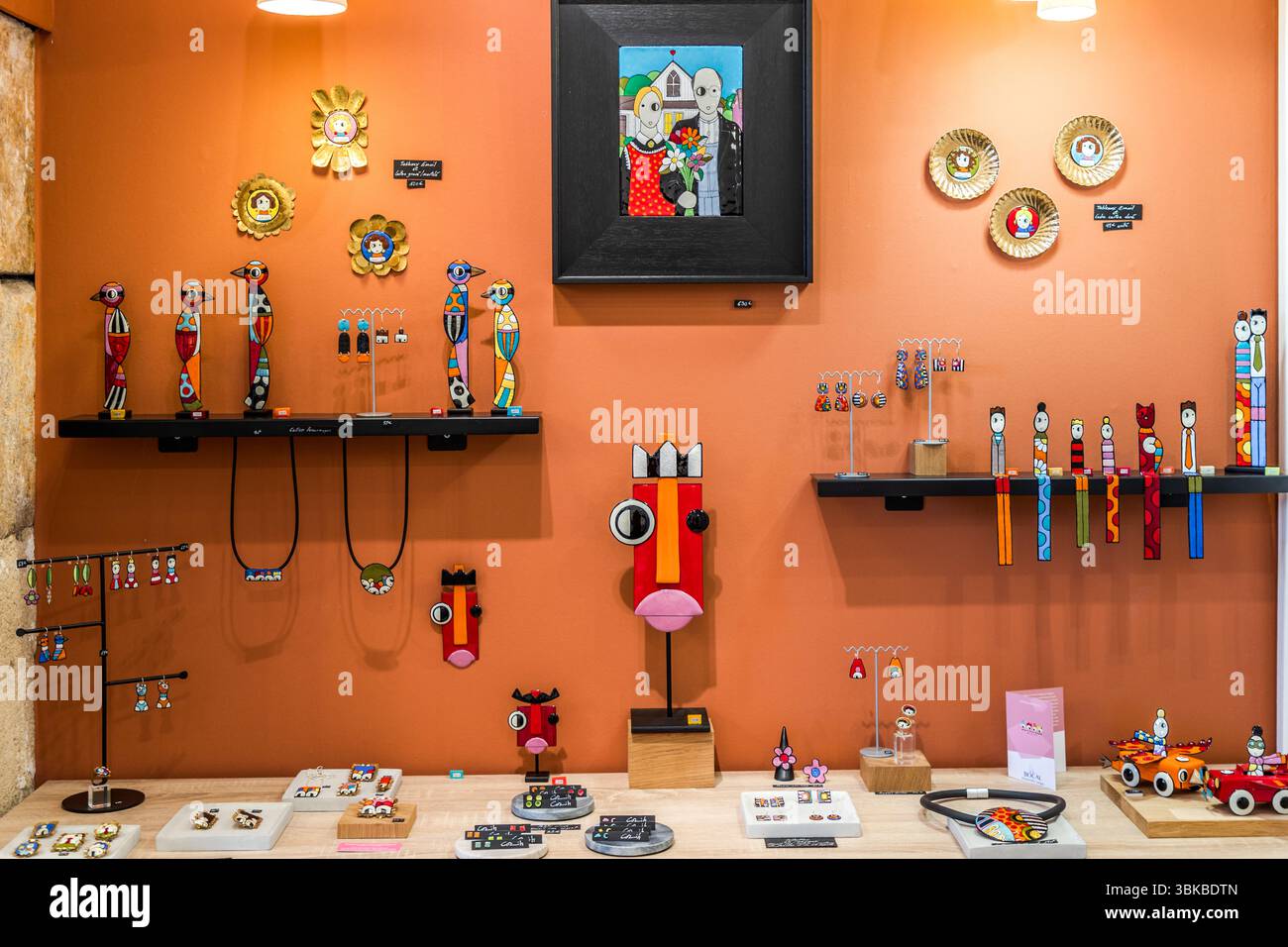 Modern enamel art in the boutique "Le Bocal" by artist Delphine Peytour-Quendolo. Enamel has a long and significant tradition in Limoges. As early as the Middle Ages, from the 12th century onwards, an important centre for enamel art developed there. To this day, "Limoges enamel" stands for particularly high-quality, artistically painted art objects made of copper or metal, which are coated with coloured enamel and fired several times. Boulevard Louis Blanc, Limoges, Nouvelle-Aquitaine, France Stock Photo