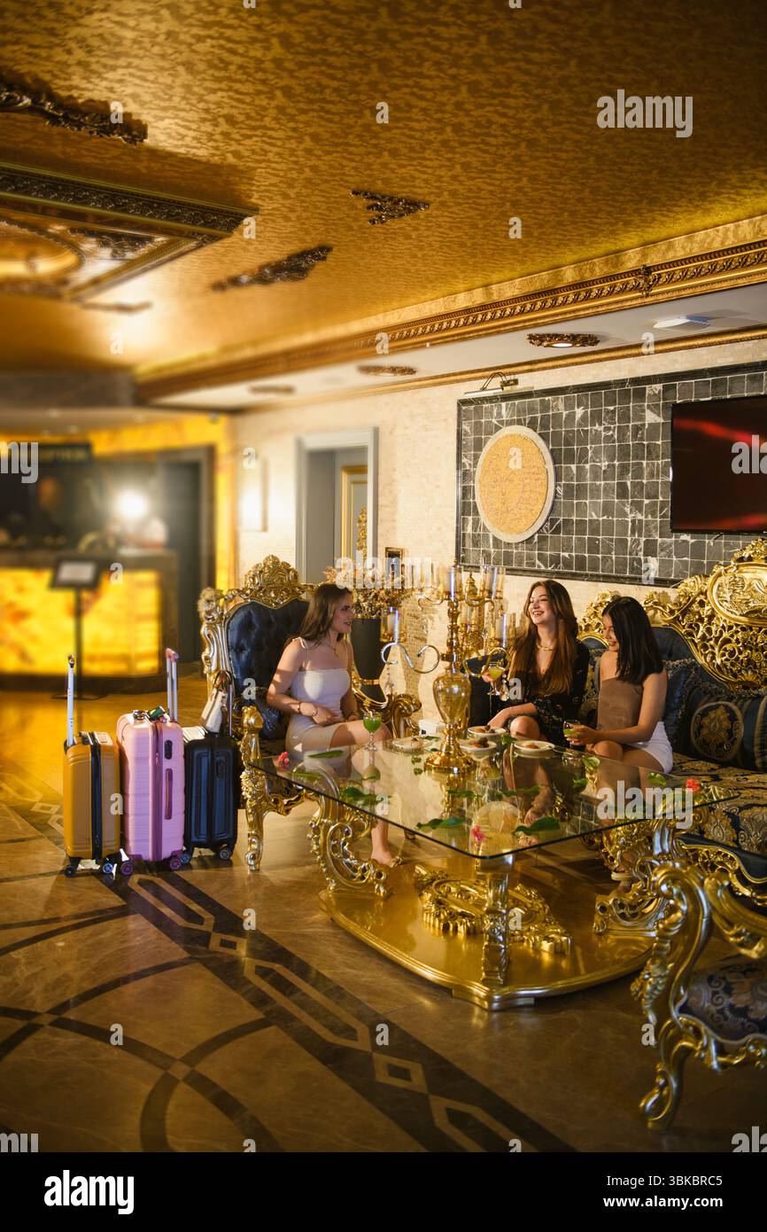 Hotel lobby guests sitting hi-res stock photography and images - Alamy