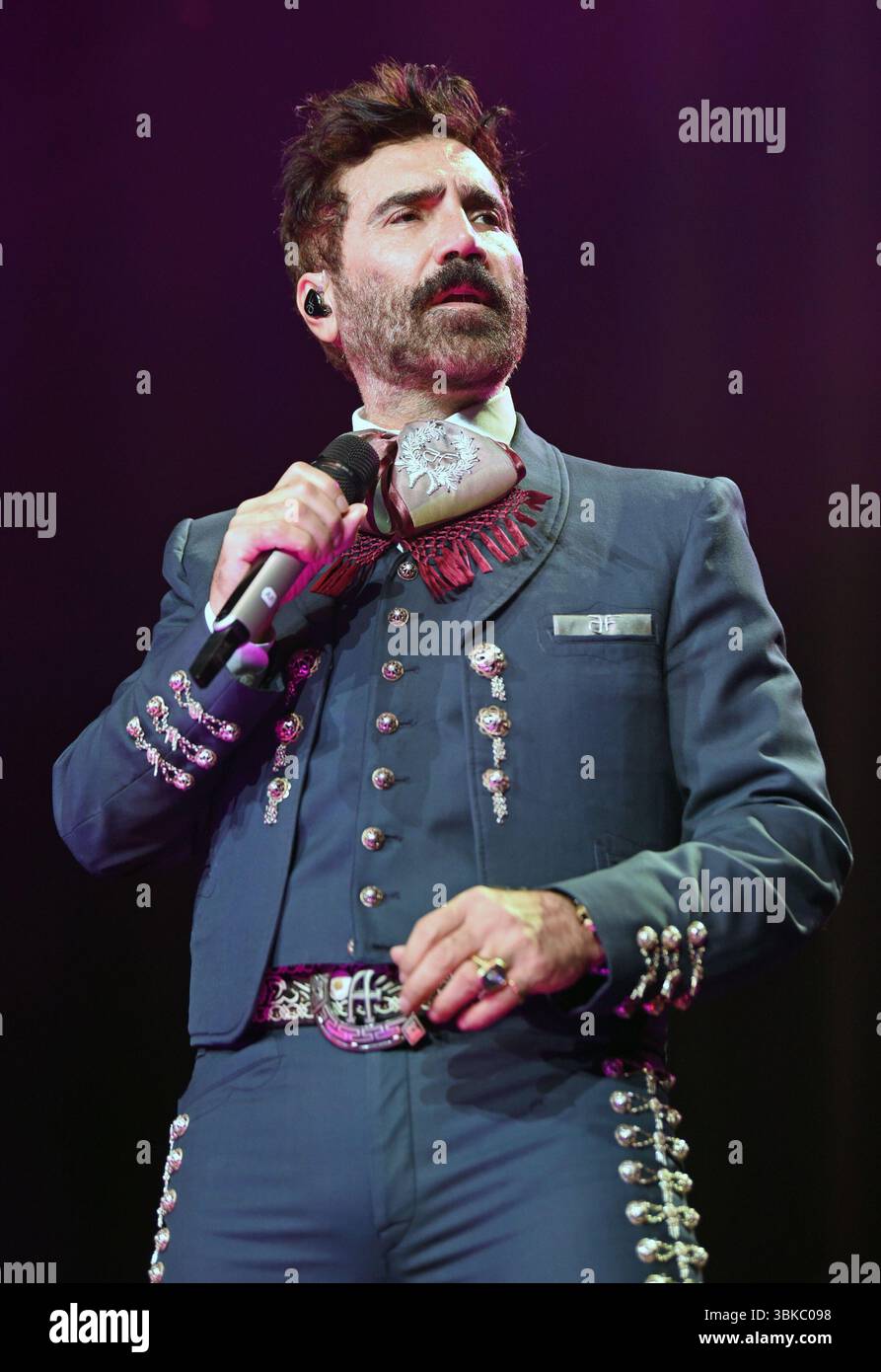 ga-19th-june-2025-alejandro-fernandez-on-stage-for-alejandro