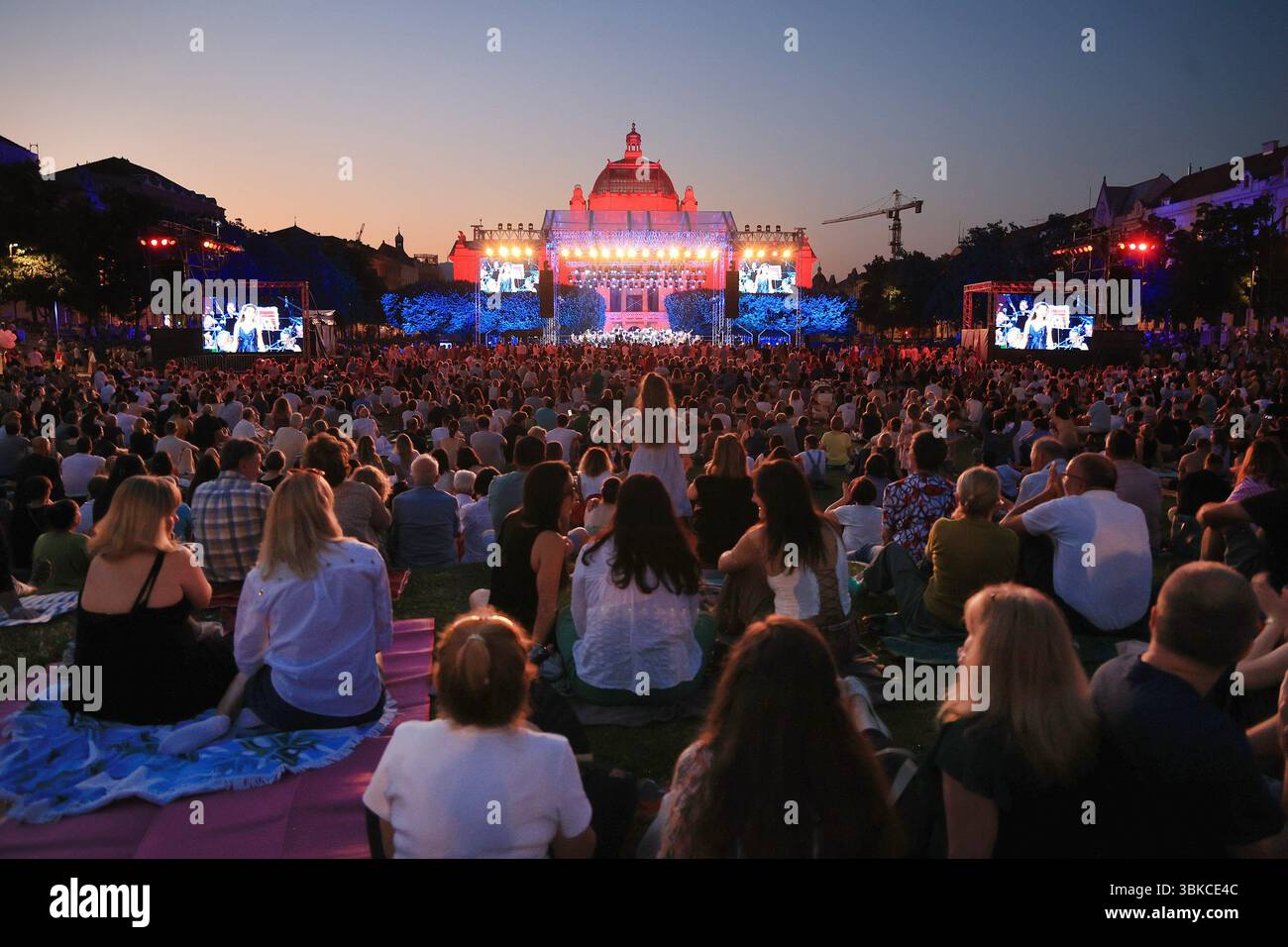 (250620) -- ZAGREB, June 20, 2025 (Xinhua) -- This photo shows a scene during the Zagreb Classic, an open-air classical music event in Zagreb, Croatia, June 19, 2025. The event will last from June 19 to July 2. (Marko Prpic/PIXSELL via Xinhua) Stock Photo