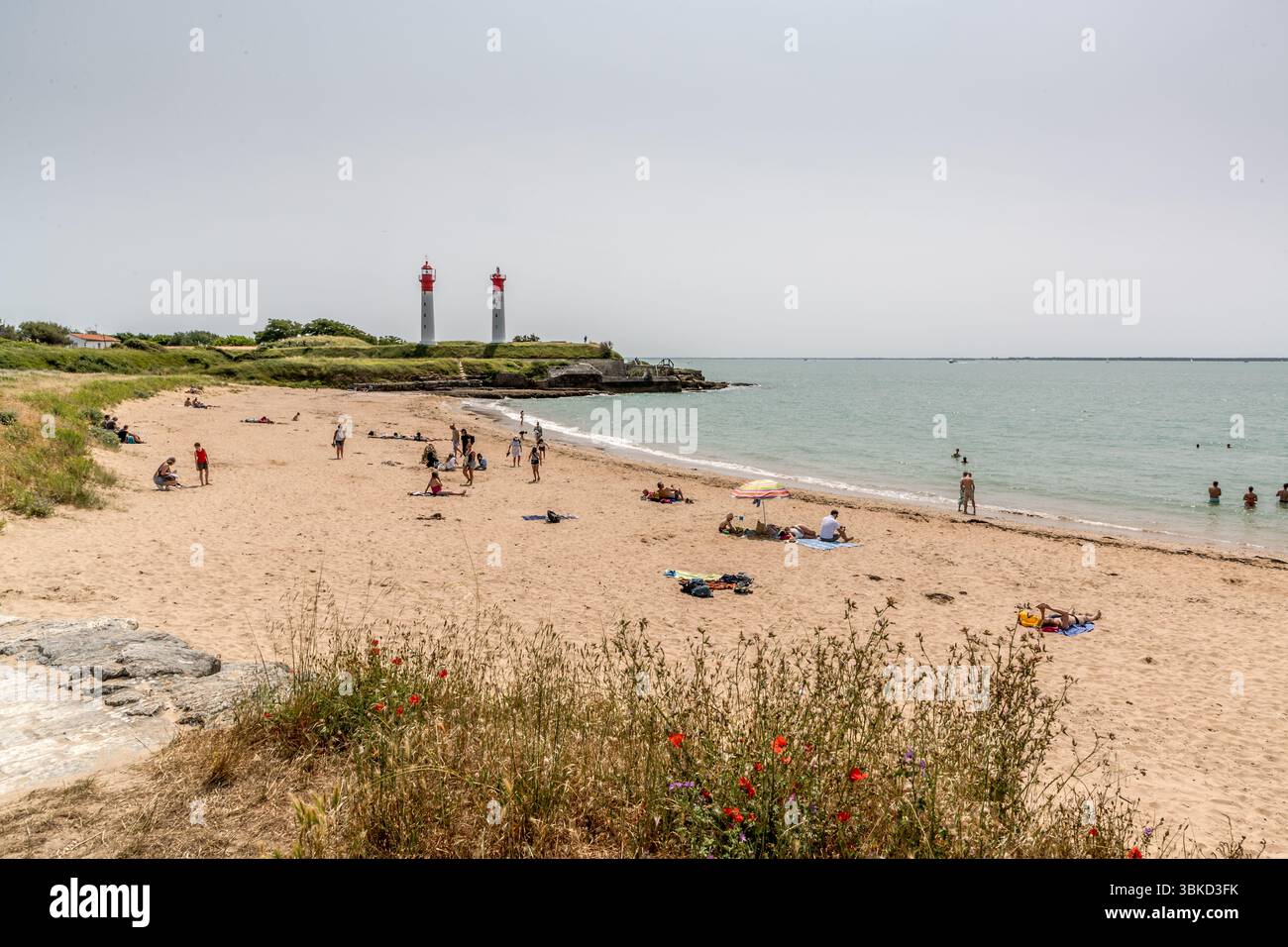 One of five beaches on the island of Aix with a view of the two lighthouses. Place Austerlitz, Île-d'Aix, Nouvelle-Aquitaine, France Stock Photo