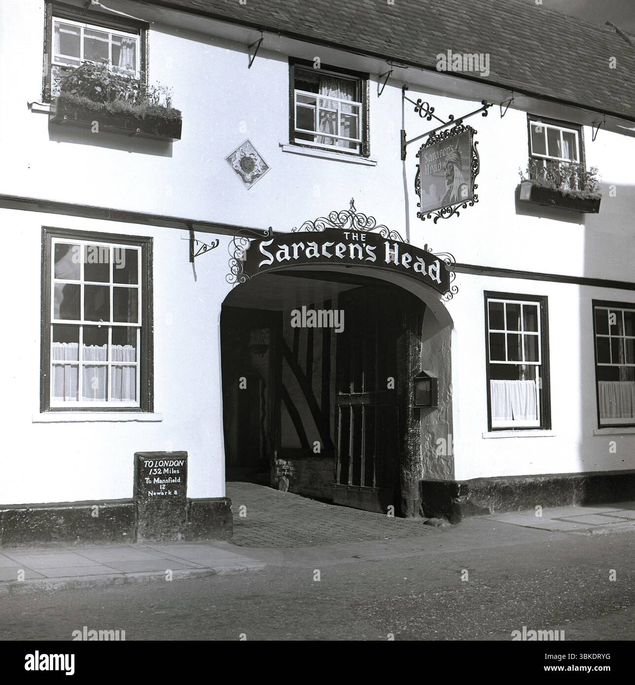 1950s, historical, exterior of old coaching inn, The Saracens Head ...