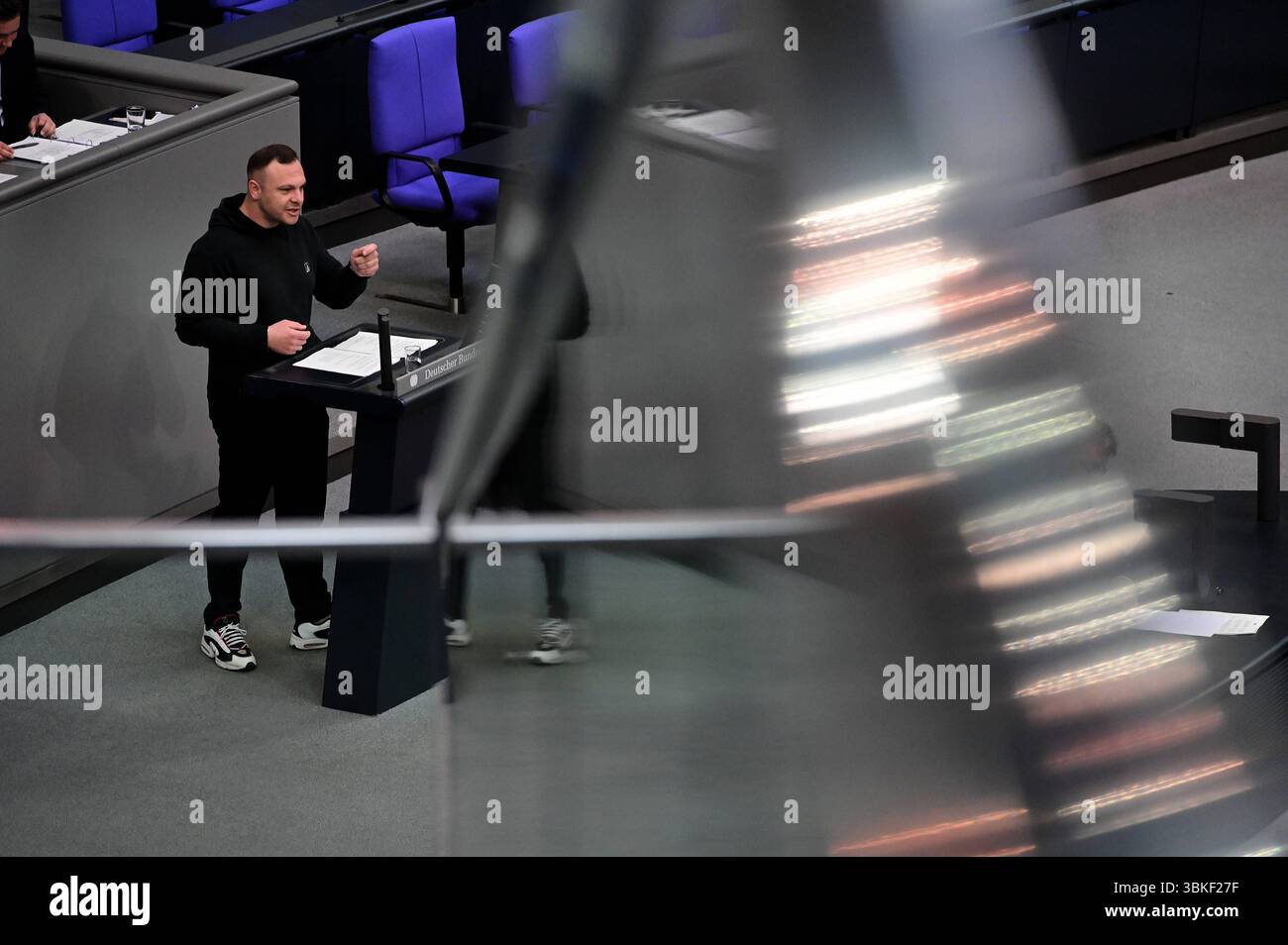 Cem Ince Die Linke spricht zum Tagesordnungspunkt Mindestlohngesetz in ...