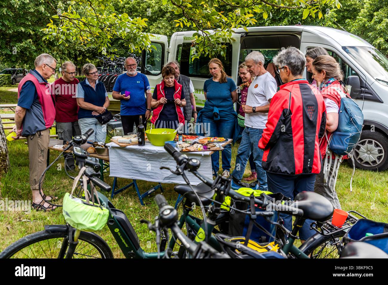 Halfway through the day's stage, participants in the cycling tour organised by Die Landpartie can look forward to a picnic featuring local specialities from the Charente department. Rue de la Belle au Bois Dormant, Saint-Porchaire, Nouvelle-Aquitaine, France Stock Photo