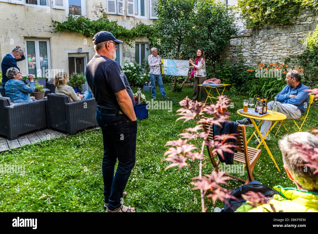 Briefing for a cycling tour group from Die Landpartie. The route for the next day is discussed the evening before. Rue de la République, Rochefort, Nouvelle-Aquitaine, France Stock Photo